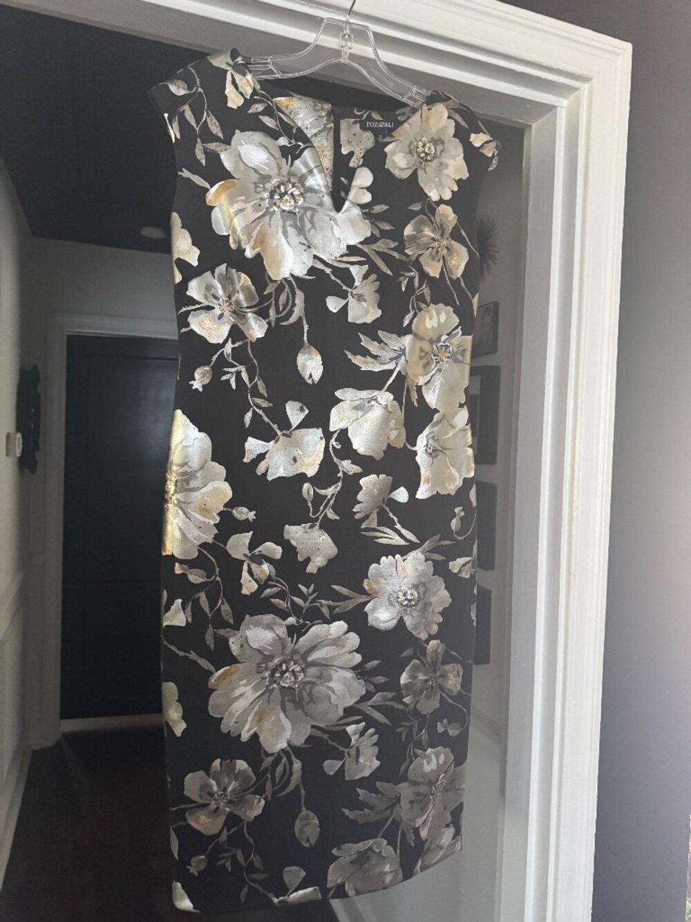 Roz & Ali | Black & Metallic Silver Floral V-Neck Sheath Dress Size 6